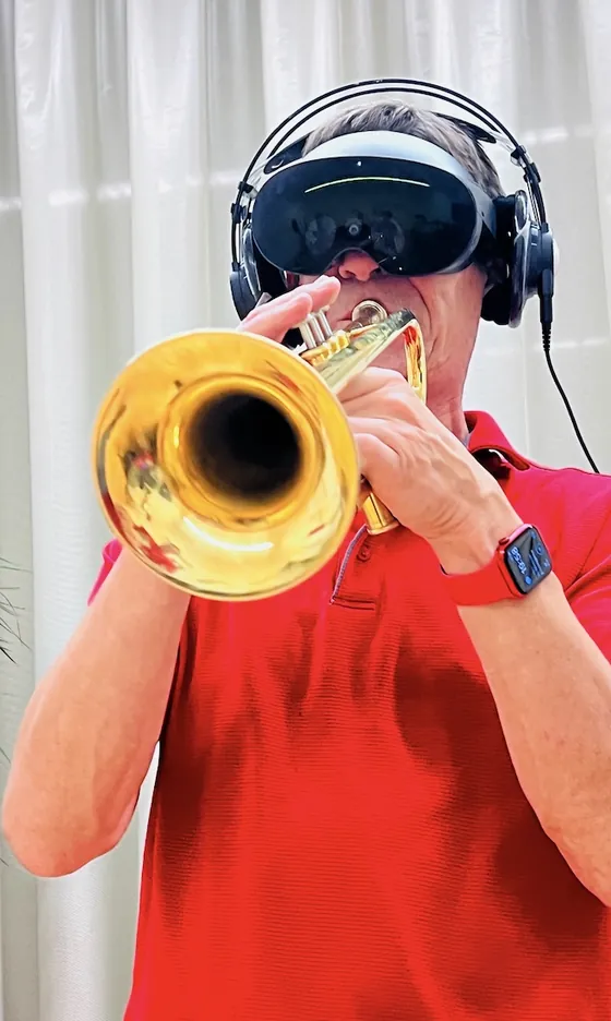 Trompeter mit VR-Brille und Kopfhörern beim Training im Lab
